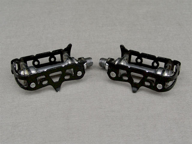 <------------------ SOLD ------------------> Maillard 700 RN Professional pedals - Black anodized alloy cages (USED)