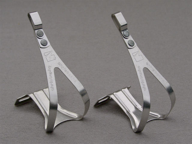 <------------------ SOLD ------------------> Christophe "Z" series aluminum alloy toe clips - Medium (NOS)