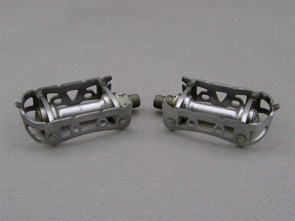 <------------------ SOLD ------------------> Atom 600 C pedals - chrome plated cages (NOS)