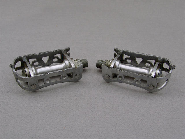 <------------------ SOLD ------------------> Atom 600 C pedals - chrome plated cages (NOS)