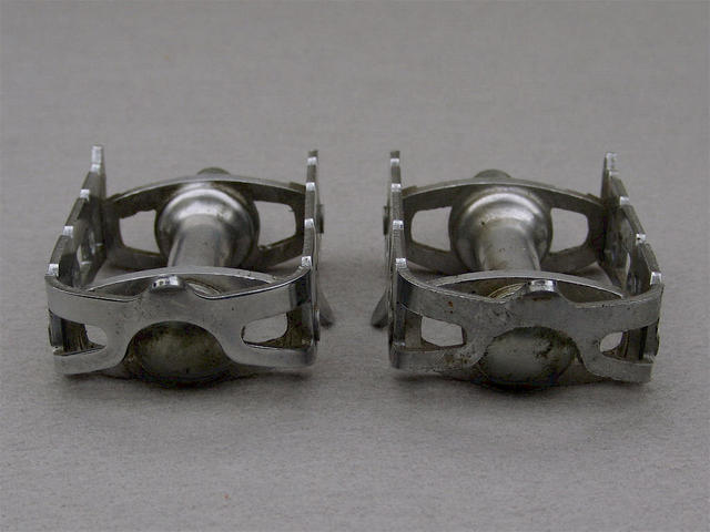 <------------------ SOLD ------------------> Atom 600 C pedals - chrome plated cages (NOS)