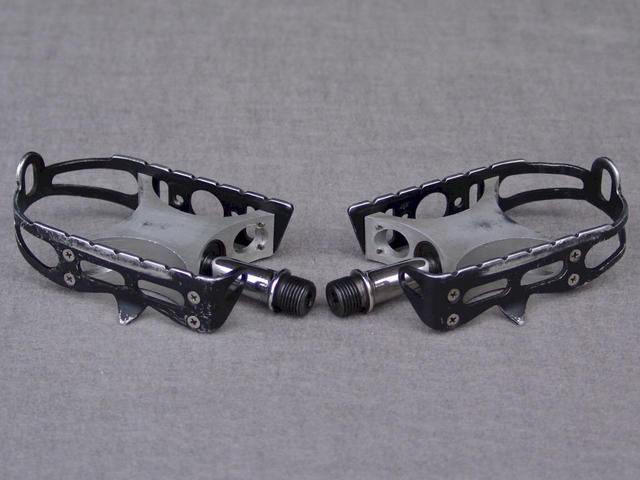 <------------------ SOLD ------------------> WEYLESS pedals - "tour" profile cages (USED)