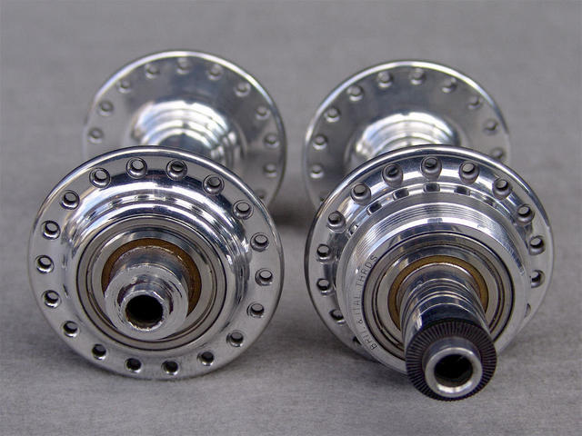 <------------------ SOLD ------------------> Weyless quick release hubset - 100 / 122 mm OLD - English thread (NOS)