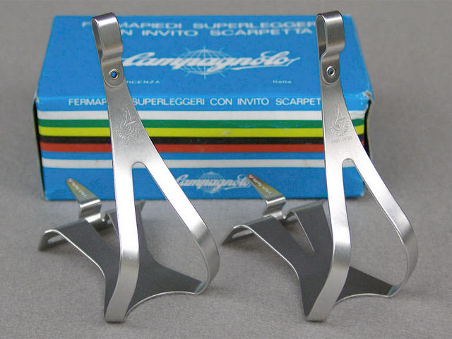 <------------------ SOLD ------------------> Campagnolo aluminum alloy toe clips - Medium (NOS)