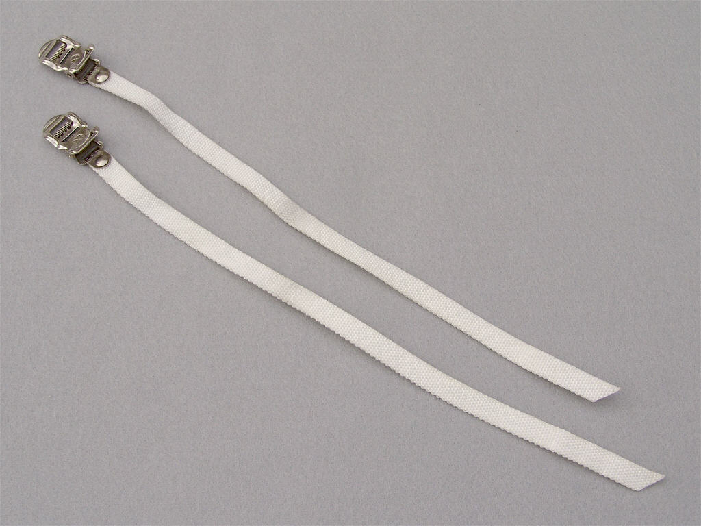 <------------------ SOLD ------------------> Saint Tropez toe straps - braided nylon - White (USED)